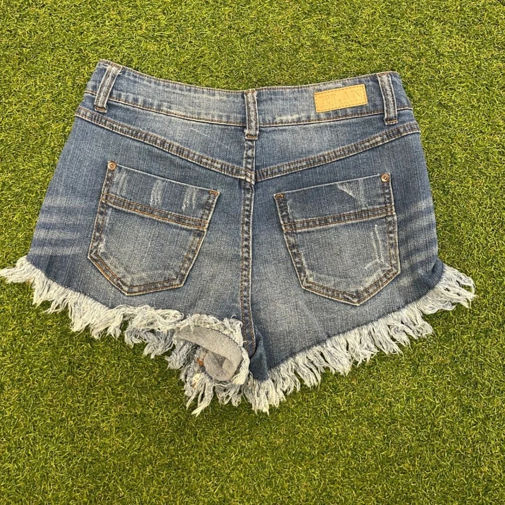 ELAN Distressed Denim Cut Off Shorts Medium Wash Frayed Hem JE3005 Womens Large